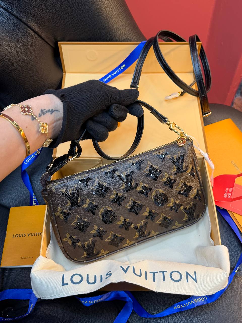 Pochette Accessoires - (Video)