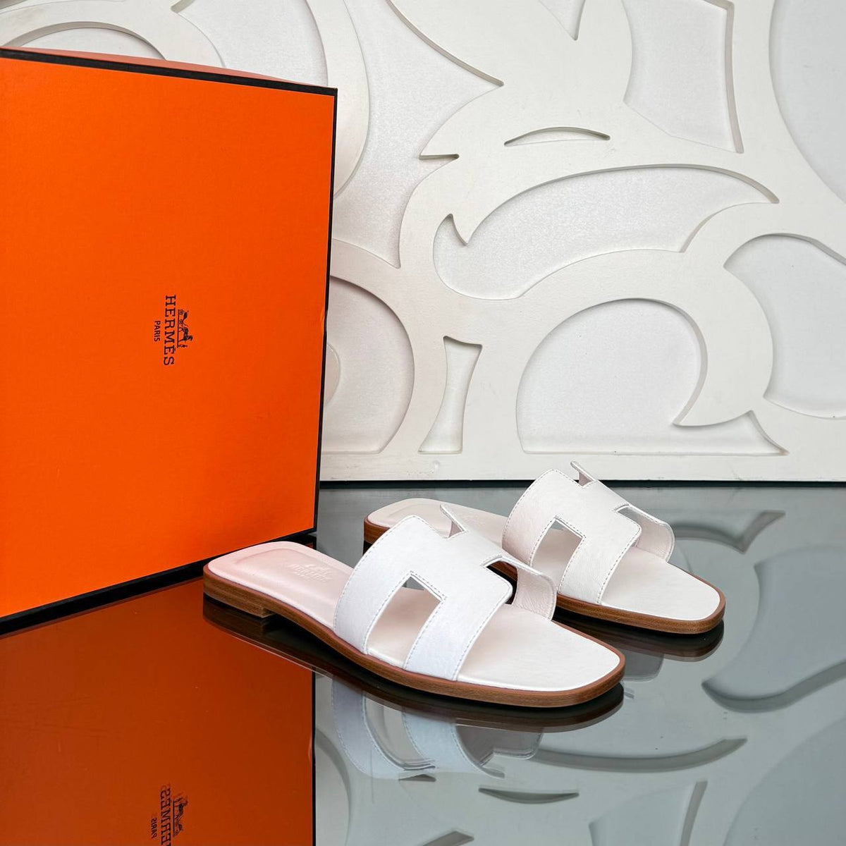 '- Oran Slippers (White)